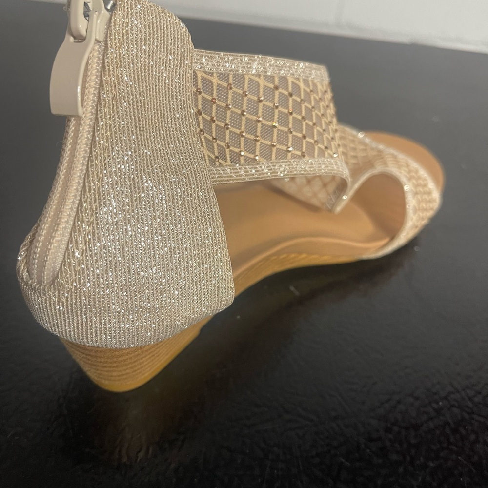 Sandal, sparkly, small wedge